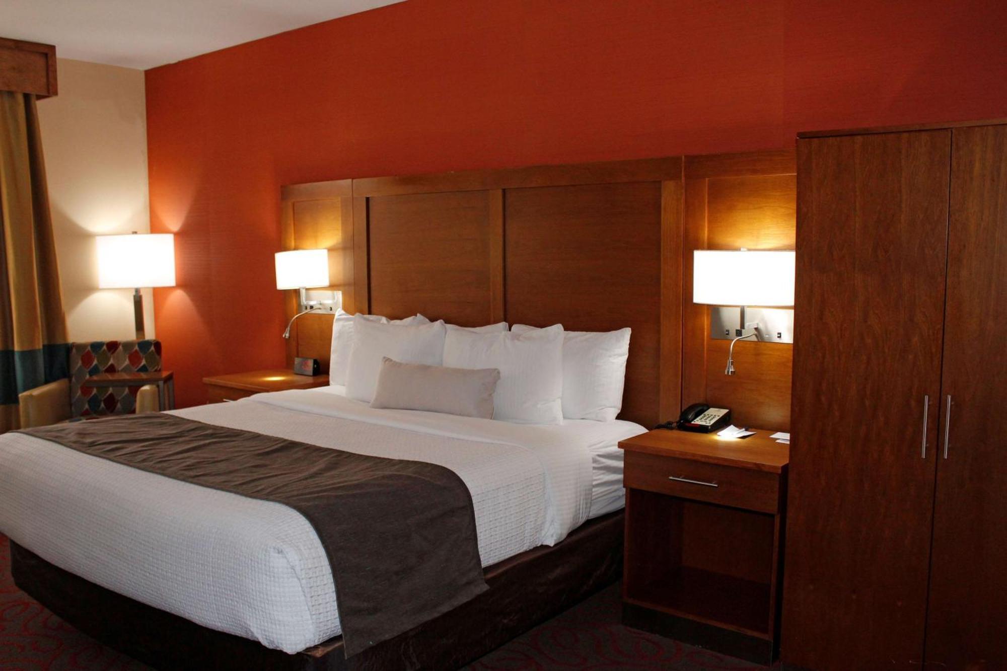 King Suite with Bath Tub and Sofa Bed - Disability Access/Non-Smoking,1281960973:JPEG